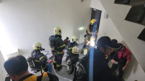 ▲演習過程參照真實火災情境，模擬飯店2樓房間起火、火勢濃煙竄出，且有住宿民眾於房間內受困。(圖／高市消防局第一大隊提供)