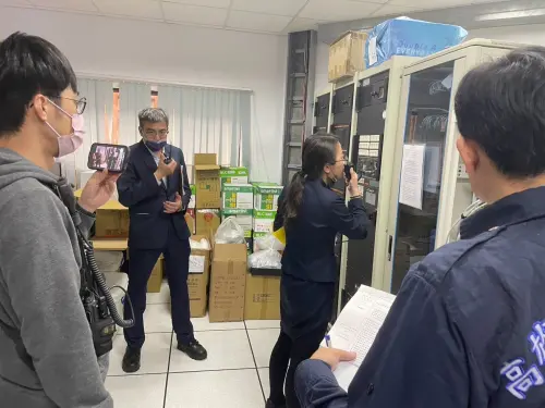 ▲飯店業者立即啟動自衛消防編組做初期應變，實施滅火、引導員工及房客避難疏散及報案等作業。(圖／高市消防局第一大隊提供)
