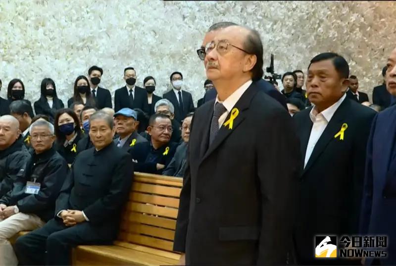 ▲民進黨立法院黨團總召柯建銘近期不斷失言。圖為竹聯幫幫主「么么」黃少岑告別式，柯建銘列治喪主任委員與「白狼」張安樂同框。（圖／記者李政龍攝）