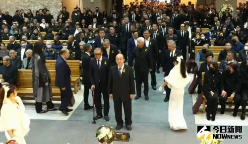 ▲竹聯幫幫主「么么」黃少岑告別式，民進黨立法院黨團總召柯建銘列治喪主任委員，並與統促黨主席張安樂同框。（圖／記者李政龍攝）