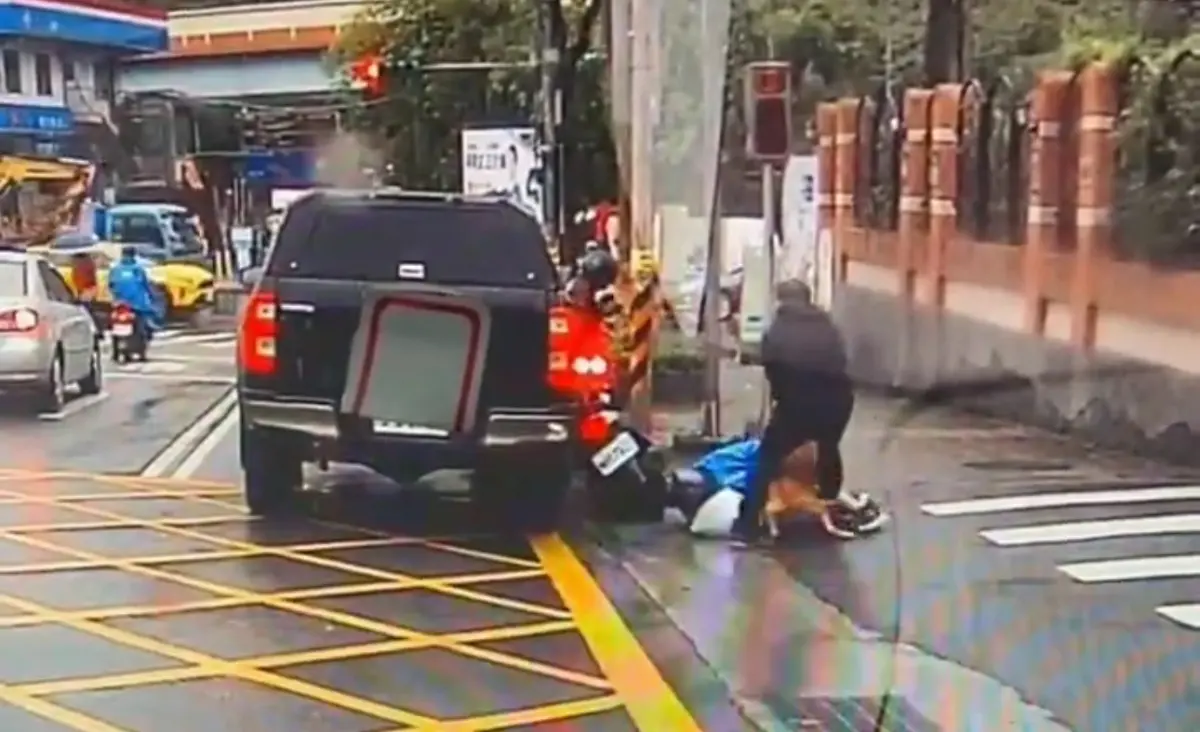 ▲台北市文山區6日才發生比特犬開車窗咬人事件，沒想到同隻比特犬17日竟然又在大安區臥龍街咬傷另名騎士，引發民眾對養育比特全安全有疑慮。（圖／記者爆料網）