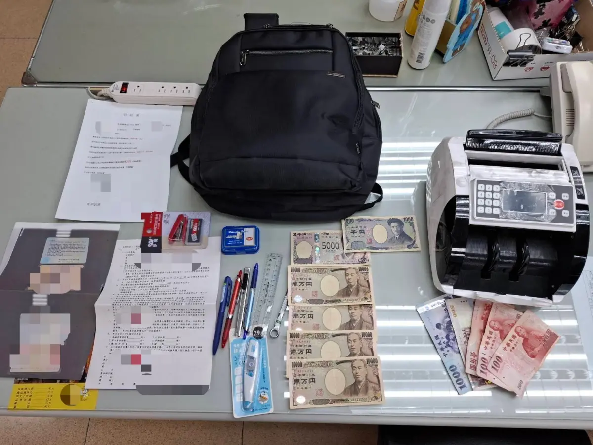 ▲高市警局少年隊鎖所查扣案證物包括涉案手機1支、點鈔機1台、權利讓渡書3張、切結書2張及外幣4萬6千元等。(圖／高市警局少年隊提供)