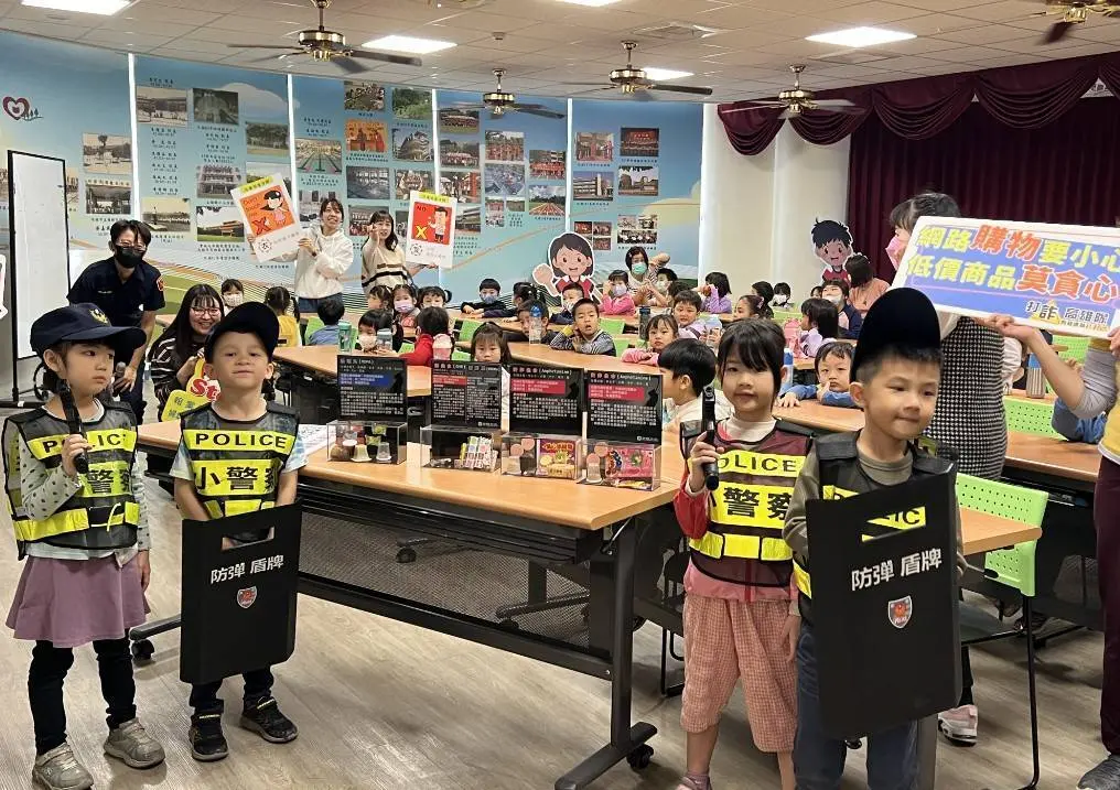 ▲高雄市婦幼警察隊今天應邀前往苓雅區五權國小附設幼兒園，向孩子們介紹新型態毒品樣貌，辨毒以防範未然。（圖／高市警局婦幼隊提供）