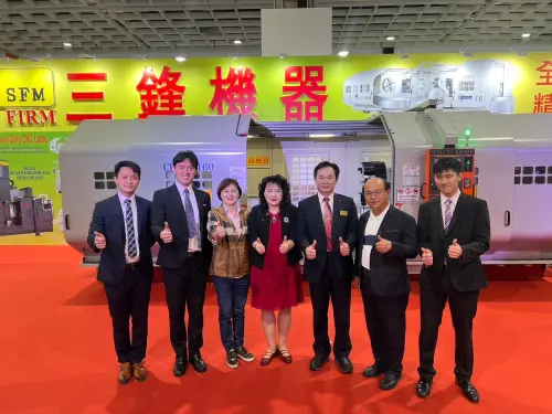 ▲全球巨型車床領導品牌三鋒機器，畢業於哥倫比亞大學電機AI雙碩士的企業二代，自拍短影音吸引數位買家(圖／中市工策會提供2025.3.7)