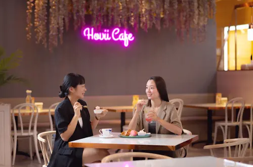 高雄福華大飯店的HOVII Cafe,於明日起至3月20日,推出凡內用點餐或蛋糕,即享加購花果茶系列及焙茶拿鐵享有38折優惠。(圖/高雄福華提供) ▲高雄福華大飯店的HOVII Cafe,於明日起至3月20日,推出凡內用點餐或蛋糕,即享加購花果茶系列及焙茶拿鐵享有38折優惠。(圖/高雄福華提供)