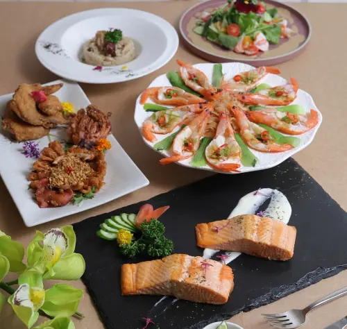 「LeCafe咖啡廳」近日推出「漫春豐味‧中西食蘊」,新菜包含提供麻油雞燉飯、蒜蓉蒸蝦粄條、酥炸中卷等,並有第三人38折優惠。(圖/台北老爺酒店提供) ▲「LeCafe咖啡廳」近日推出「漫春豐味‧中西食蘊」,新菜包含提供麻油雞燉飯、蒜蓉蒸蝦粄條、酥炸中卷等,並有第三人38折優惠。(圖/台北老爺酒店提供)