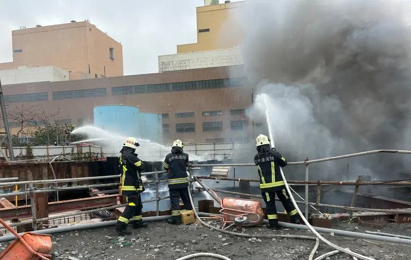 ▲台電台中發電廠（中火）今天上午因廠商切割鋼筋不慎引大火，消防人員前往灌救。（圖／讀者提供，2025.03.07）
