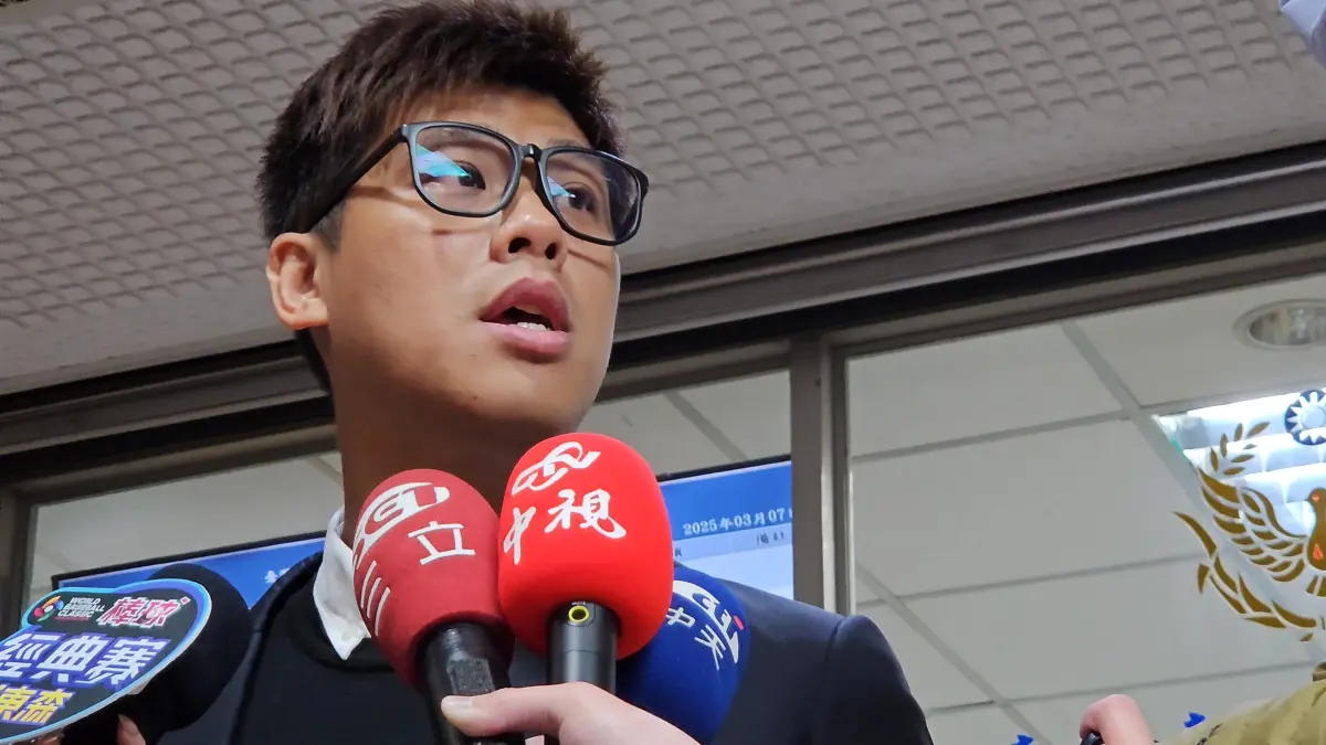 ▲狗仔葛斯齊爆料王定宇曖昧簡訊挨告求償180萬元，開完庭受訪。（圖／記者劉松霖攝）