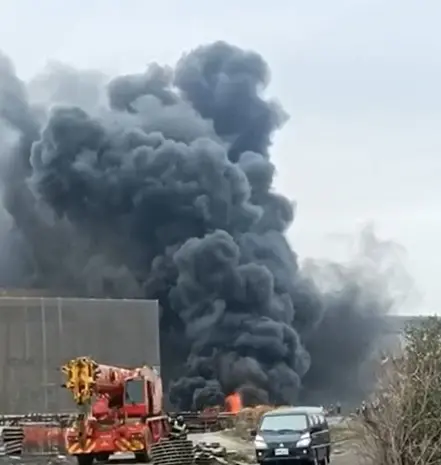 ▲台電台中發電廠今天上午因廠商切割鋼筋不慎引大火，消防人員前往灌救。（圖／讀者提供，2025.03.07）