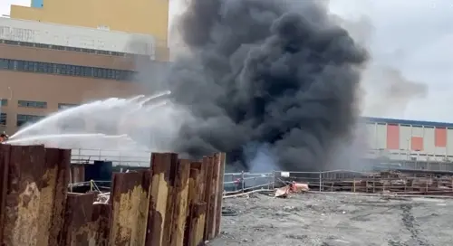 ▲台電台中發電廠今日上午傳出火警，燃燒的塑膠模板產生濃烈黑煙，粒狀污染物散布於空氣中，遭環保局開罰。（圖／讀者提供，2025.03.07）