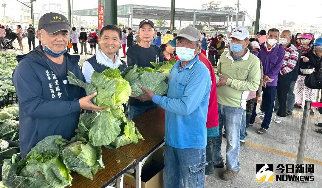 ▲台灣電力公司大林發電廠採買2萬顆高麗菜免費發送，以實際行動支持農民。(圖／記者黃守作攝，2025.03.07)