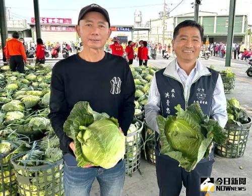 ▲台灣電力公司大林發電廠廠長洪貴忠(右)與林園區里政聯誼會主席洪進財(左)免費發送高麗菜給民眾,以實際行動支持農民。(圖/記者黃守作攝,2025.03.07) ▲台灣電力公司大林發電廠廠長洪貴忠(右)與林園區里政聯誼會主席洪進財(左)免費發送高麗菜給民眾,以實際行動支持農民。(圖/記者黃守作攝,2025.03.07)