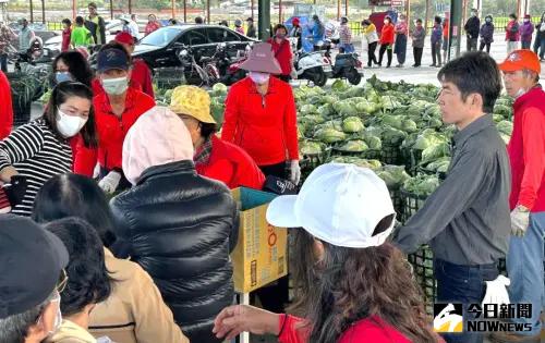 ▲台灣電力公司大林發電廠採買2萬顆高麗菜,免費發送給民眾。(圖/記者黃守作攝,2025.03.07) ▲台灣電力公司大林發電廠採買2萬顆高麗菜,免費發送給民眾。(圖/記者黃守作攝,2025.03.07)