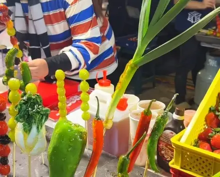 夜市驚見「大蒜、檳榔糖葫蘆還有烤雞糖葫蘆」　內行一看地點秒懂
