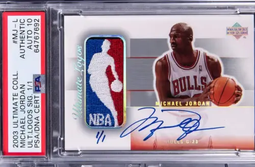 ▲於2003年推出的Michael Jordan親簽球員卡，由於有籃球大帝本人簽名，加上鑲嵌的球衣所選用的位置，剛好是NBA Logo，最後又獲得PSA滿分認證，最終成為史上最高價的NBA球員卡。（圖／取自Goldin拍賣網站）