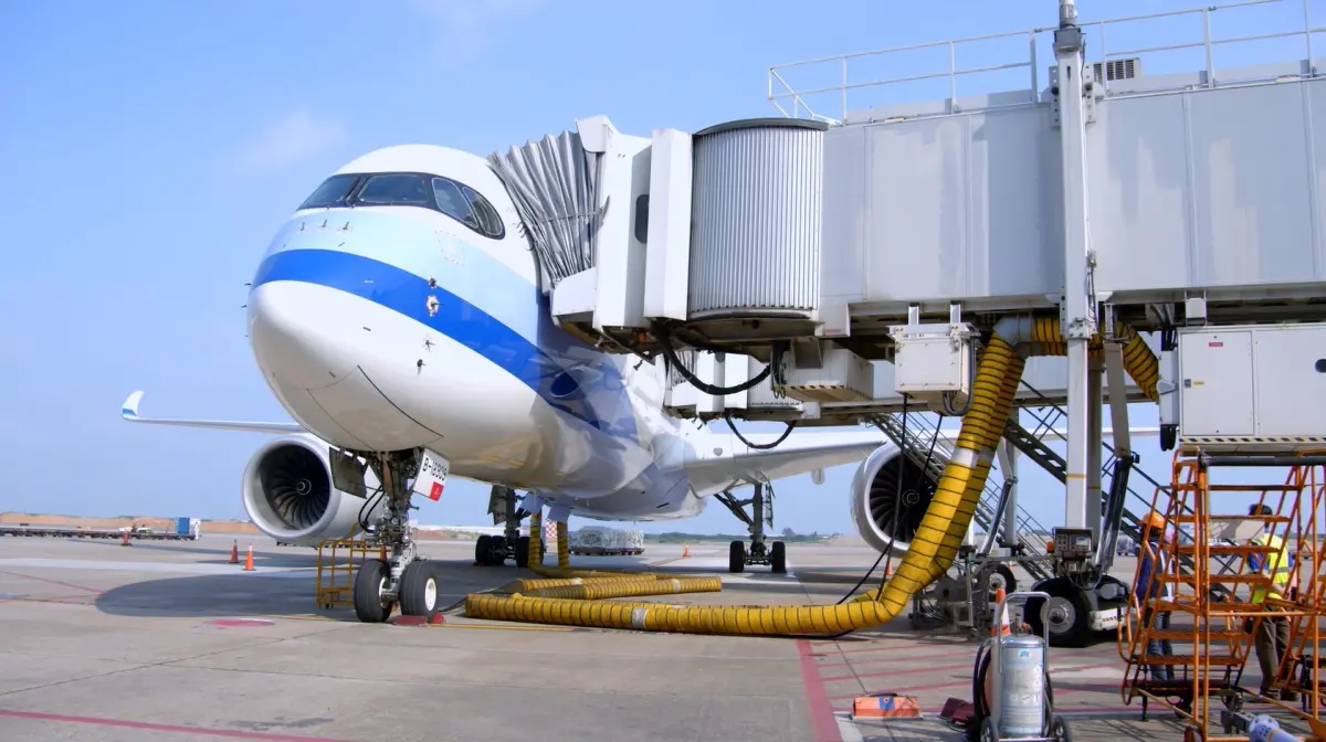 ▲桃園機場積極布局建構永續機場文化，近年來推動空側作業車輛電動化、橋氣橋電及航廈接駁導入電動巴士等策略。（圖／機場公司提供）