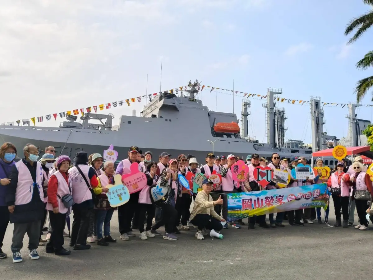 ▲為響應全民國防，岡山榮譽國民之家今(7)日一行54位榮住民前往高雄港參訪即將執行年度任務的敦睦遠航訓練支隊，一睹我海軍健兒風采！（圖／岡山榮家提供）