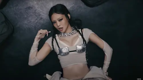 BLACKPINK Jennie新曲公開！Kitty胸罩下圍炸出川字腹肌畫面辣爆
