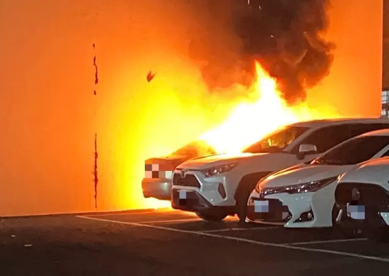 ▲高雄鼓山區九如四路停車場，一輛銀色自小客車突然起火燃燒，消防員搶救出一名男性。（圖／翻攝畫面）