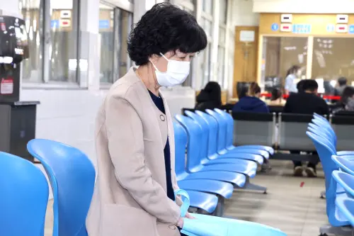 柯文哲解除禁見最後一次會見,太太陳佩琪帶會客菜、保健品,在大廳等待見柯文哲。(圖/記者嚴俊強攝) ▲柯文哲解除禁見最後一次會見,太太陳佩琪帶會客菜、保健品,在大廳等待見柯文哲。(圖/記者嚴俊強攝)