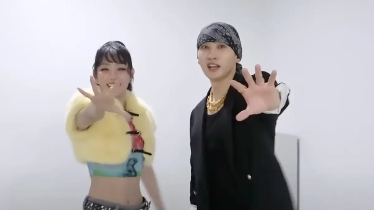 ▲(G)I-DLE的泰國成員Minnie（左）於今年1月推出solo歌曲，打歌期間，隊友雨琦原本計劃要驚喜探班，卻因為Super Junior銀赫（右）說溜嘴，計劃事先被劇透了，讓她在現場又氣又笑。（圖／翻攝至YouTube）