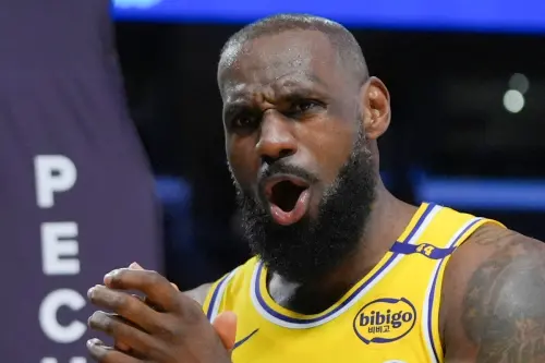 ▲LeBron James全場繳出31分12籃板8助攻的全能表現率隊贏球。但此役場邊發生的一件事，引起更高的話題性。James在比賽中直接走向ESPN名嘴Stephen A. Smith，當面警告對方，別再評論自己的兒子Bronny James。（圖／美聯社／達志影像）