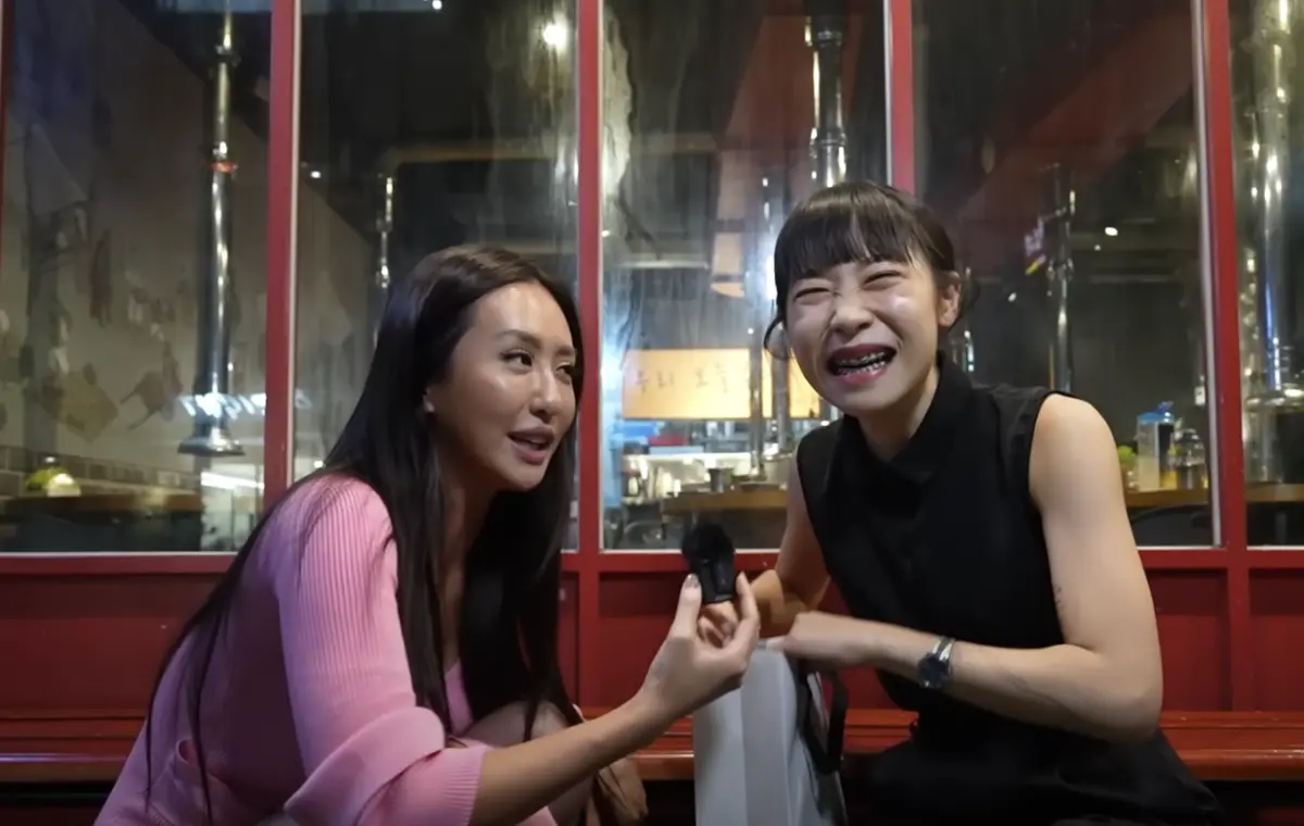 ▲NanaQ（右）兩年前上薔薔（左）的節目，體驗薔薔的一天，結果現在卻說當時拍片被薔薔性騷擾，兩方掀起口水戰。（圖／翻攝自YouTube 薔薔）