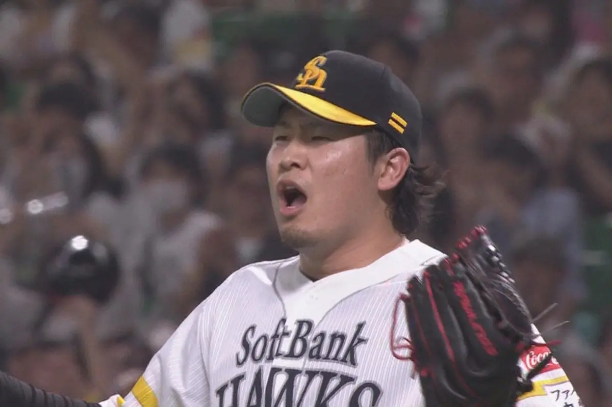 ▲日本代表隊於3月6日交流賽迎戰 荷蘭隊的第二戰中，首次入選國家隊的福岡軟銀鷹投手杉山一樹登板亮相，投1局無失分，展現穩定投球。不僅投球表現亮眼，他192公分的身高也成為焦點，讓網友驚呼：「杉山太大隻了！」、「投球角度太誇張！」（圖／翻攝自X）