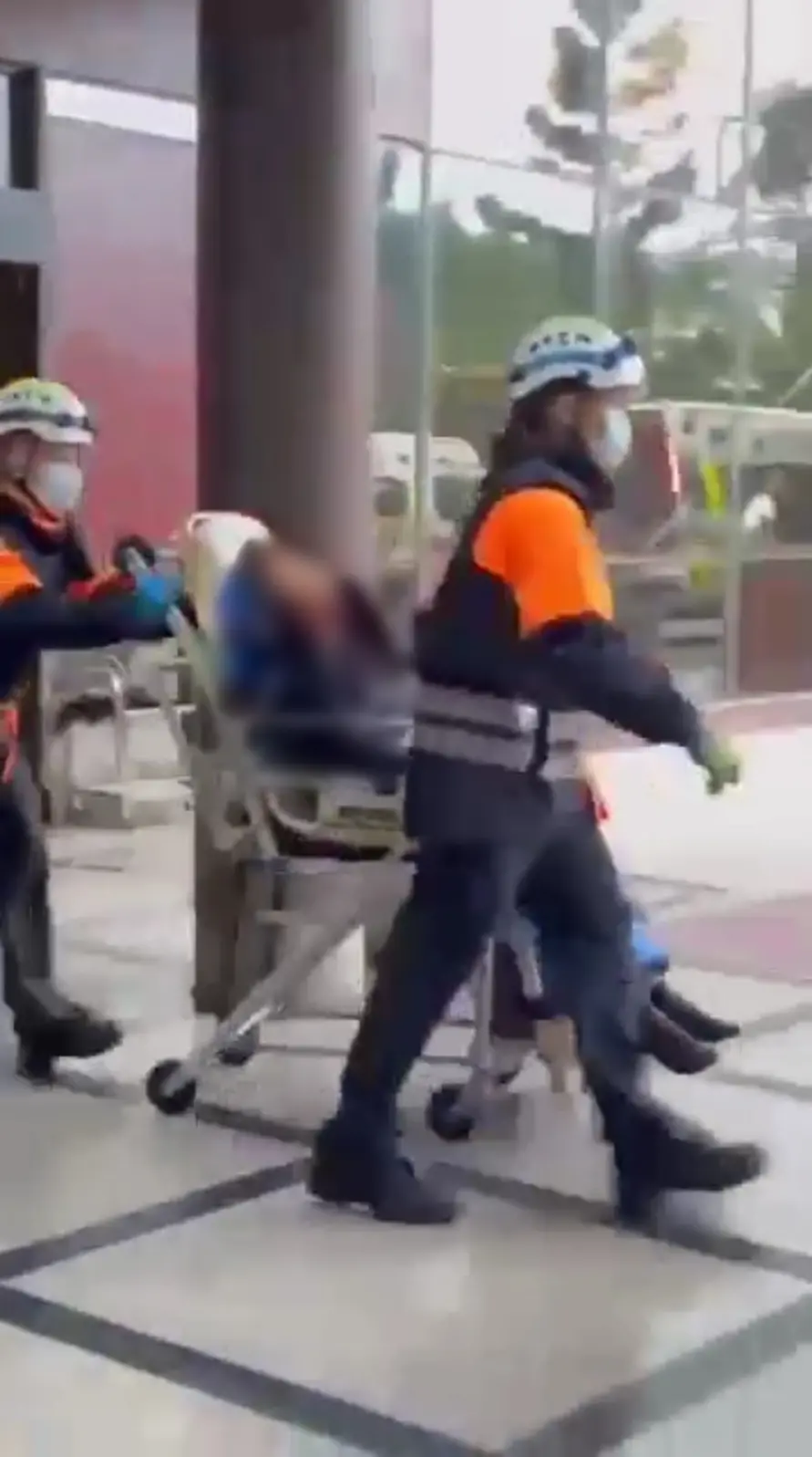 ▲雲云科技負責人持刀刺死技術長後自傷，急救人員將他送醫急救（圖／翻攝記者爆料網）