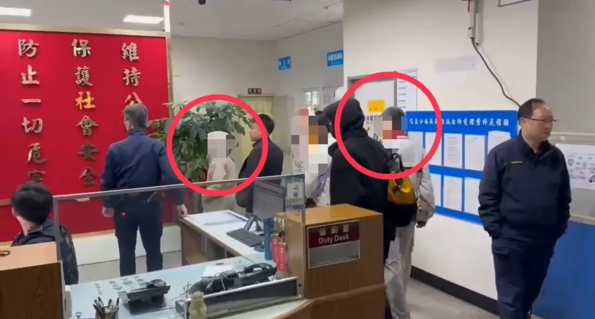 ▲梁姓技術長妻子（左紅圈）與弟弟（右紅缺）在律師陪同下到派出所製作筆錄。（圖／翻攝畫面）