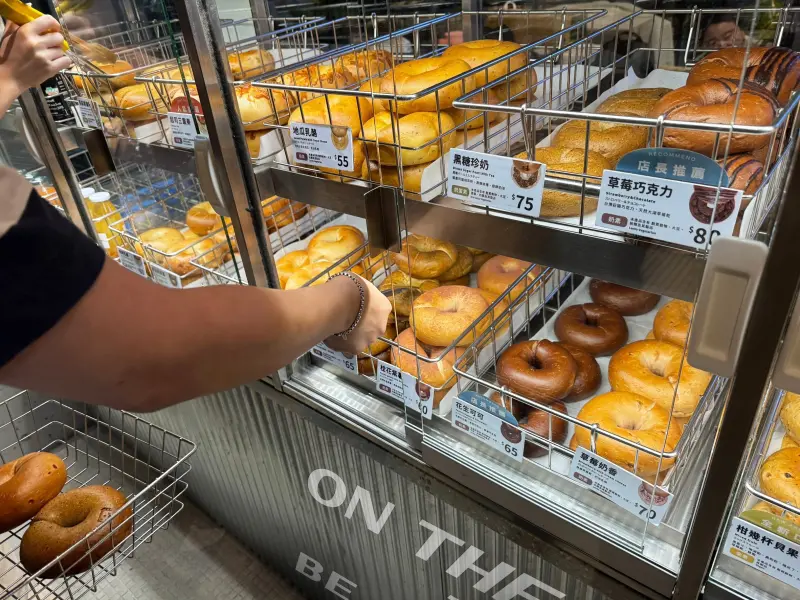 ▲知名貝果品牌「好丘Good Cho’s」旗下餐廳「On The Road在路上」東門店於上個月熄燈後，即日起以快閃櫃的形式進駐誠品生活松菸B1F，推出14款人氣貝果。（圖／好丘提供）
