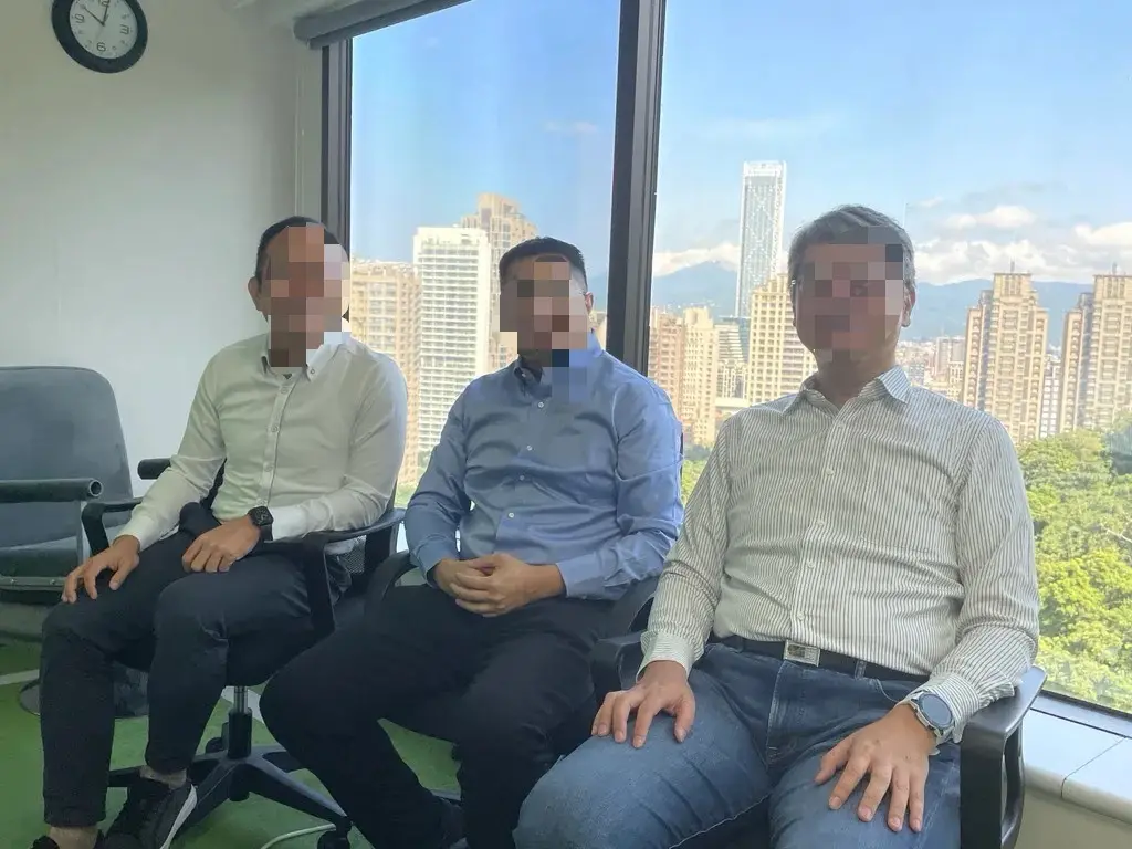 ▲疑董事長曾志新（左一）影射梁姓技術長（右一）用匿名帳號攻擊公司，並當場下令坐道自己旁邊「就近監管」。（圖／翻攝當事人部落格）