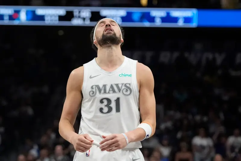 ▲達拉斯獨行俠本賽季的狀況從糟糕變得更加嚴峻Dante Exum 因手部骨折將無限期缺陣，進一步加深了獨行俠的傷病危機。傷病問題雪上加霜，讓獨行俠恐面臨人手不足導致棄賽的問題。（圖／美聯社／達志影像）