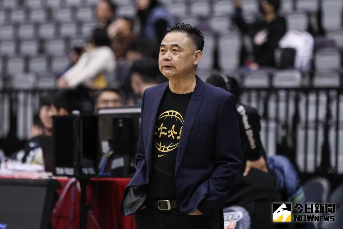 ▲113學年度HBL女子甲級四強戰，台南市立永仁高中以67：60驚險擊敗陽明高中，成功晉級冠軍戰，將挑戰重返榮耀。總教練時超傑有很多體悟。（圖／記者朱永強攝）