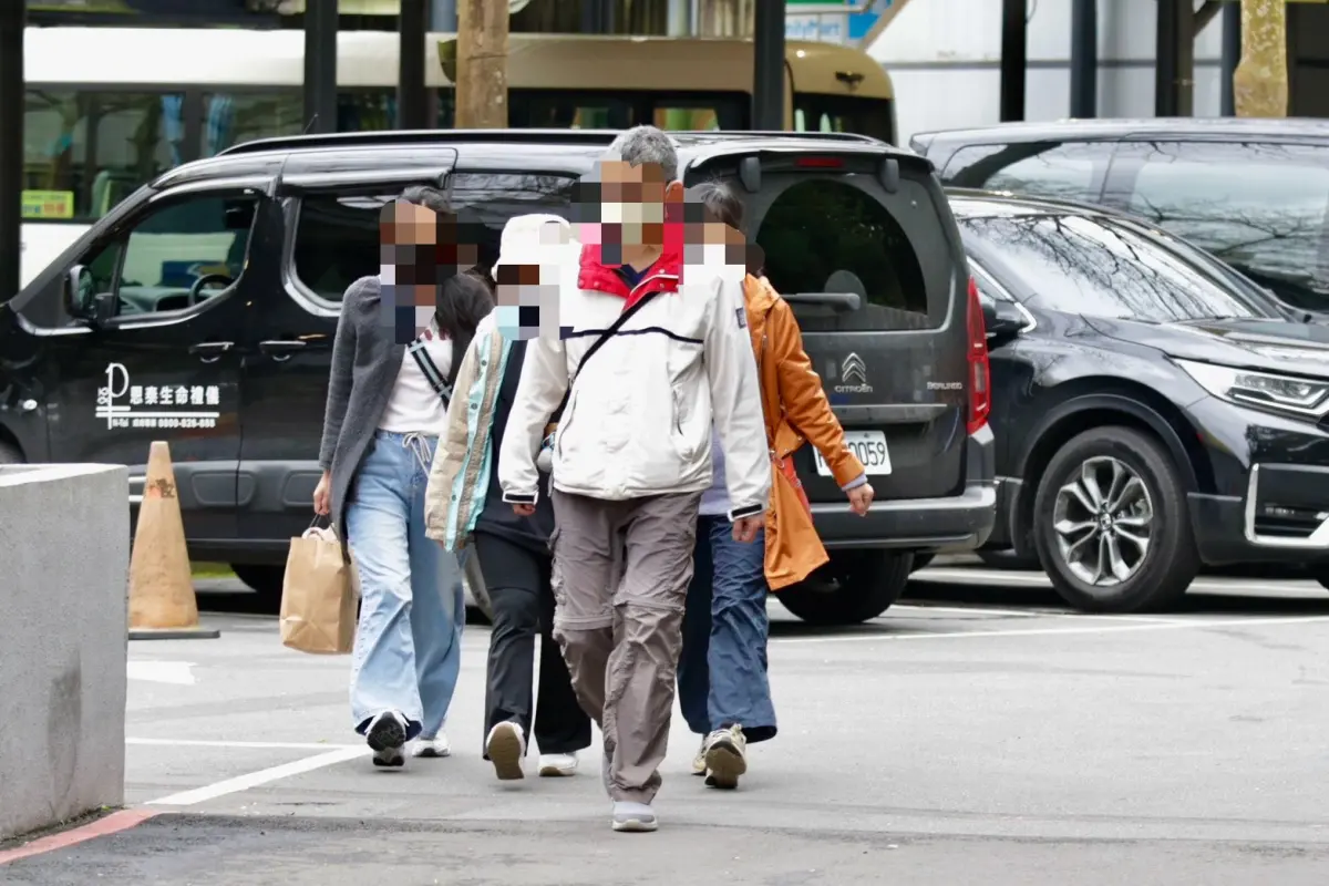 ▲檢警下午到殯儀館相驗梁姓技術長遺體，家屬神情哀戚。（圖／記者李政龍攝）