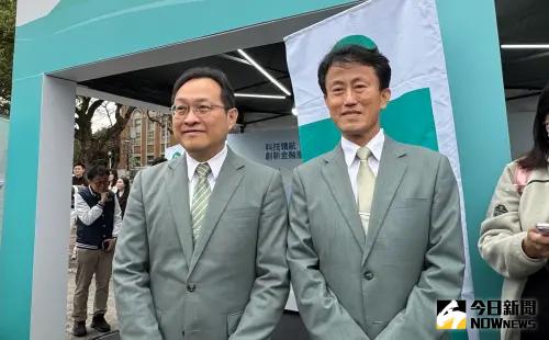 玉山金控今(8)日前進台大校園徵才,總經理陳茂欽(右)與人力資源處處長郭宸巖也在現場與同學們面對面互動,分享進入玉山後的職涯歷練與海內外學習,讓同學們深入了解金融業的發展前景與職涯機會。(圖/記者顏真真攝) ▲玉山金控今(8)日前進台大校園徵才,總經理陳茂欽(右)與人力資源處處長郭宸巖也在現場與同學們面對面互動,分享進入玉山後的職涯歷練與海內外學習,讓同學們深入了解金融業的發展前景與職涯機會。(圖/記者顏真真攝)