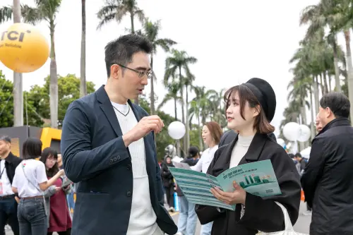 ▲信義房屋董事長周耕宇率眾事業體高階經理人現場與求職者互動,助力人才打造更具競爭力的未來。(圖/信義房屋提供) ▲信義房屋董事長周耕宇率眾事業體高階經理人現場與求職者互動,助力人才打造更具競爭力的未來。(圖/信義房屋提供)