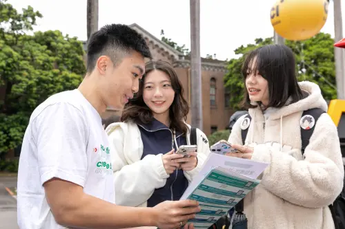 ▲活動現場,信義集團MA分享職涯成長經驗,與求職學生熱烈互動。(圖/信義房屋提供) ▲活動現場,信義集團MA分享職涯成長經驗,與求職學生熱烈互動。(圖/信義房屋提供)