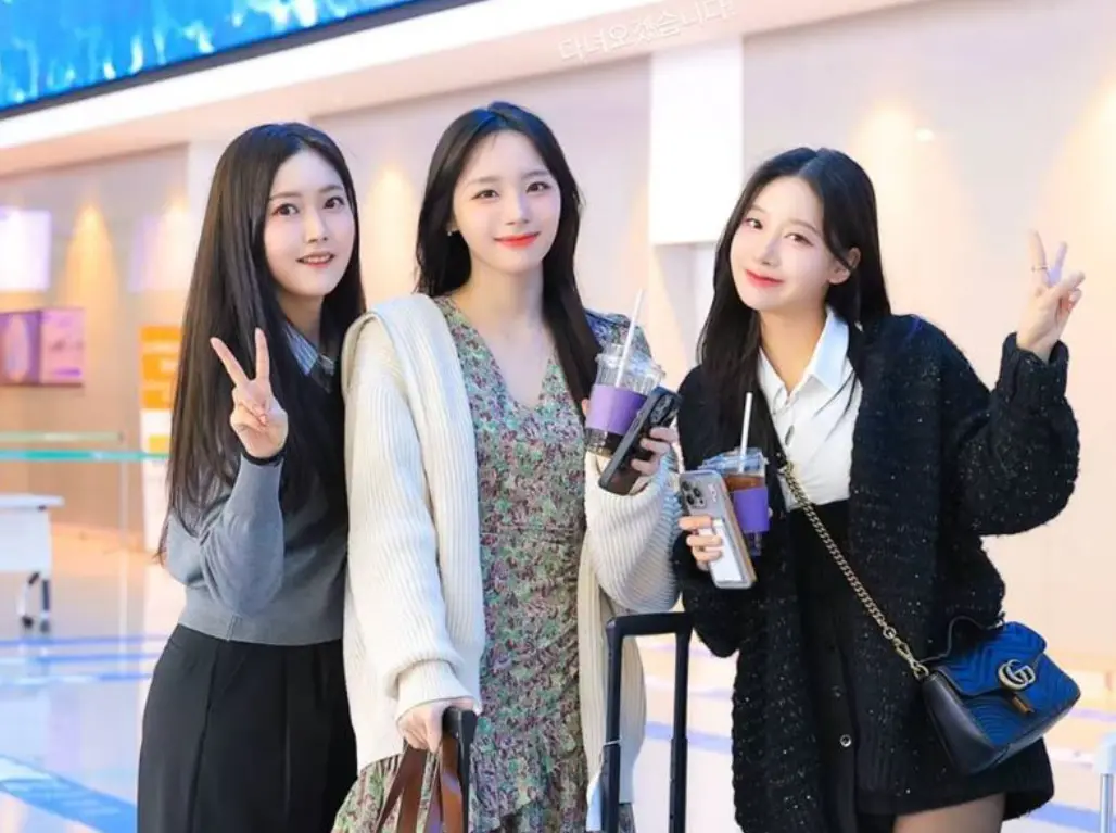 ▲河智媛（中）和禹洙漢（右）身邊站著美女經紀人鄭多慧（左），但她其實是啦啦隊女神們的大前輩，還曾是李珠珢的面試官。（圖／河智媛IG）