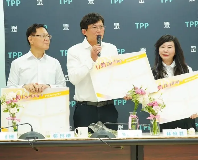 ▲民眾黨主席黃國昌（中）在「行動Darling卡」上幫妻子高翔填下二次蜜月的願望，並強調一定說到做到。（圖／民眾黨團提供）