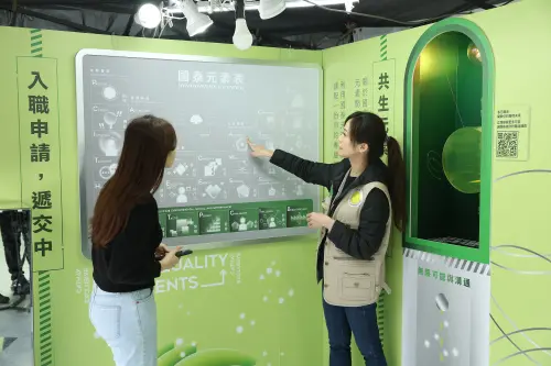 ▲國泰金擴大向非傳統金融本業的跨界人才招手，跨界、跨領域人才需求比以往更高漲，人資與現場同學說明國泰職系規劃、職涯發展與人才藍圖。（圖／國泰金控提供）