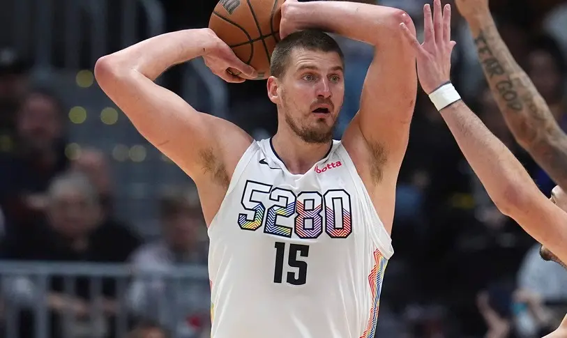 ▲NBA美國職籃（National Basketball Association）今（27）日由密爾瓦基公鹿主場迎戰丹佛金塊，小丑Nikola Jokić第三節殺入禁區後冷不防送出一記背後傳球，助金塊擴大領先優勢，更讓網友稱讚是「地球上最棒的球員」。（圖／美聯社／達志影像）