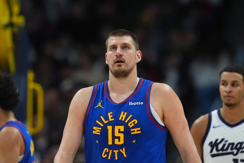 ▲NBA丹佛金塊在例行賽尾聲震撼開除總教練Malone與總經理Booth。《The Athletic》披露，包括Jokic在內多位主力早在3月中旬就對Malone的強硬作風感到厭倦，成為將帥信任破裂的關鍵。（圖／美聯社／達志影像）