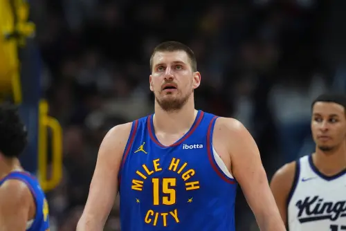 ▲丹佛金塊迎戰鳳凰城太陽，金塊明星中鋒Nikola Jokic再次展現MVP級別的統治力，轟下31分21籃板22助攻3抄截，不僅率隊以149：141在延長賽力克太陽，更創下NBA歷史上前所未見的紀錄。（圖／美聯社／達志影像）