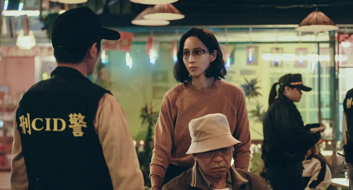 ▲《化外之醫》今（8）晚上線，張鈞甯（如圖）飾演家庭、事業兩頭燒的醫師，一頭短髮戴著眼鏡，看起來相當疲憊的模樣，和她過去女神形象差很大。（圖／公視、中華電信、瀚草文創）