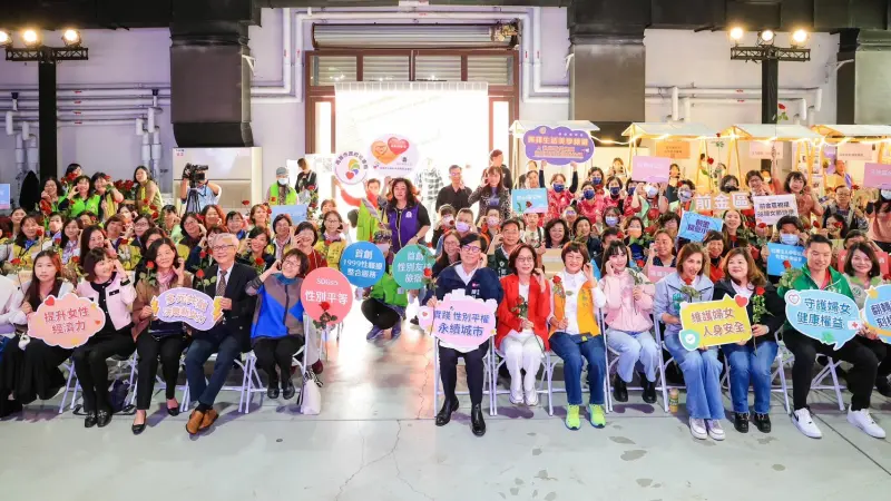 ▲市長陳其邁、議長康裕成、市府局處長、中央地方民意代表，手持紅玫瑰、臉頰比愛心一同合影，愉悅慶祝婦女節活動。（圖／高市府提供）