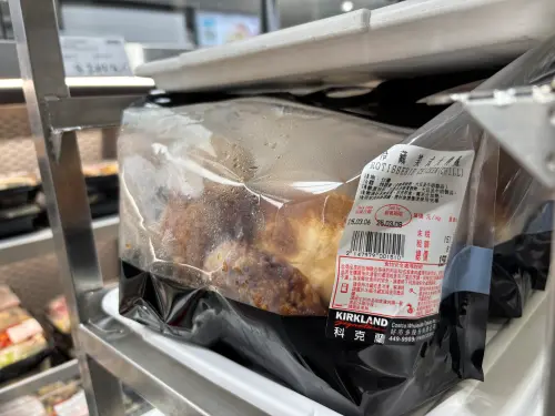 ▲好市多冷藏烤雞一隻降價30元、賣159元引發討論。(圖/記者徐銘穗攝) ▲好市多冷藏烤雞一隻降價30元、賣159元引發討論。(圖/記者徐銘穗攝)