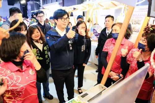 ▲活動上,安排性別友善市集、議題座談、創作歌手獻唱,向婦女朋友致敬。陳其邁走訪小市集,逐攤為女性朋友加油打氣。(圖/高市府提供) ▲活動上,安排性別友善市集、議題座談、創作歌手獻唱,向婦女朋友致敬。陳其邁走訪小市集,逐攤為女性朋友加油打氣。(圖/高市府提供)