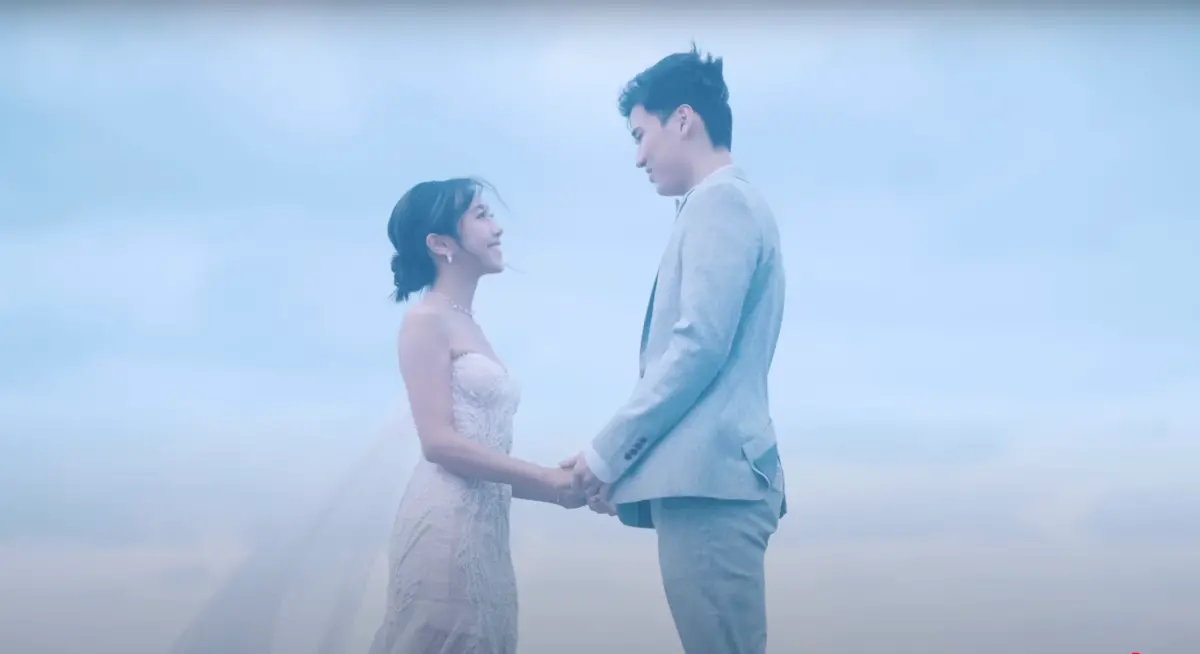 ▲蔡佩軒（左）宣布自己已經訂婚，未婚夫（右）是一名企業家，在〈卡農 in Love〉MV中首度露面，她也大方分享求婚全過程 。（圖／可瑞思國際娛樂提供）