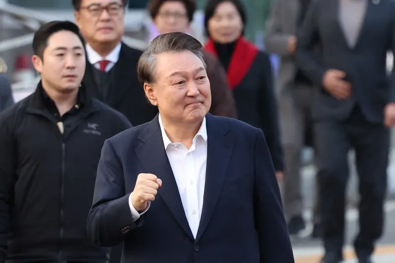 ▲韓國總統尹錫悅自今年一月起遭羈押,時隔52天今(8)正式離開首爾拘留所,尹錫悅向在場支持者揮手鞠躬致意。(圖/路透/達志影像)